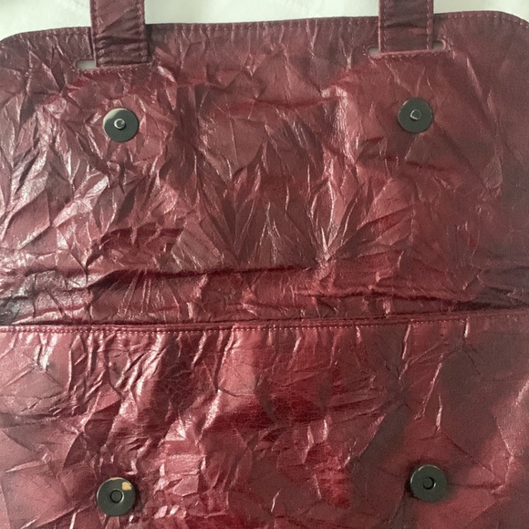 Matt & Nat Vegan Crinkle Crossbody Bag Distressed - Picture 10 of 17